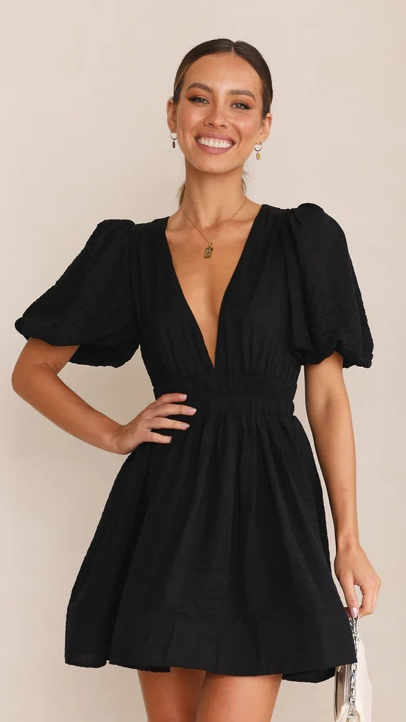 Abito mini scollato per donne – Elegante vestito estivo con maniche a palloncino e vestibilità aderente