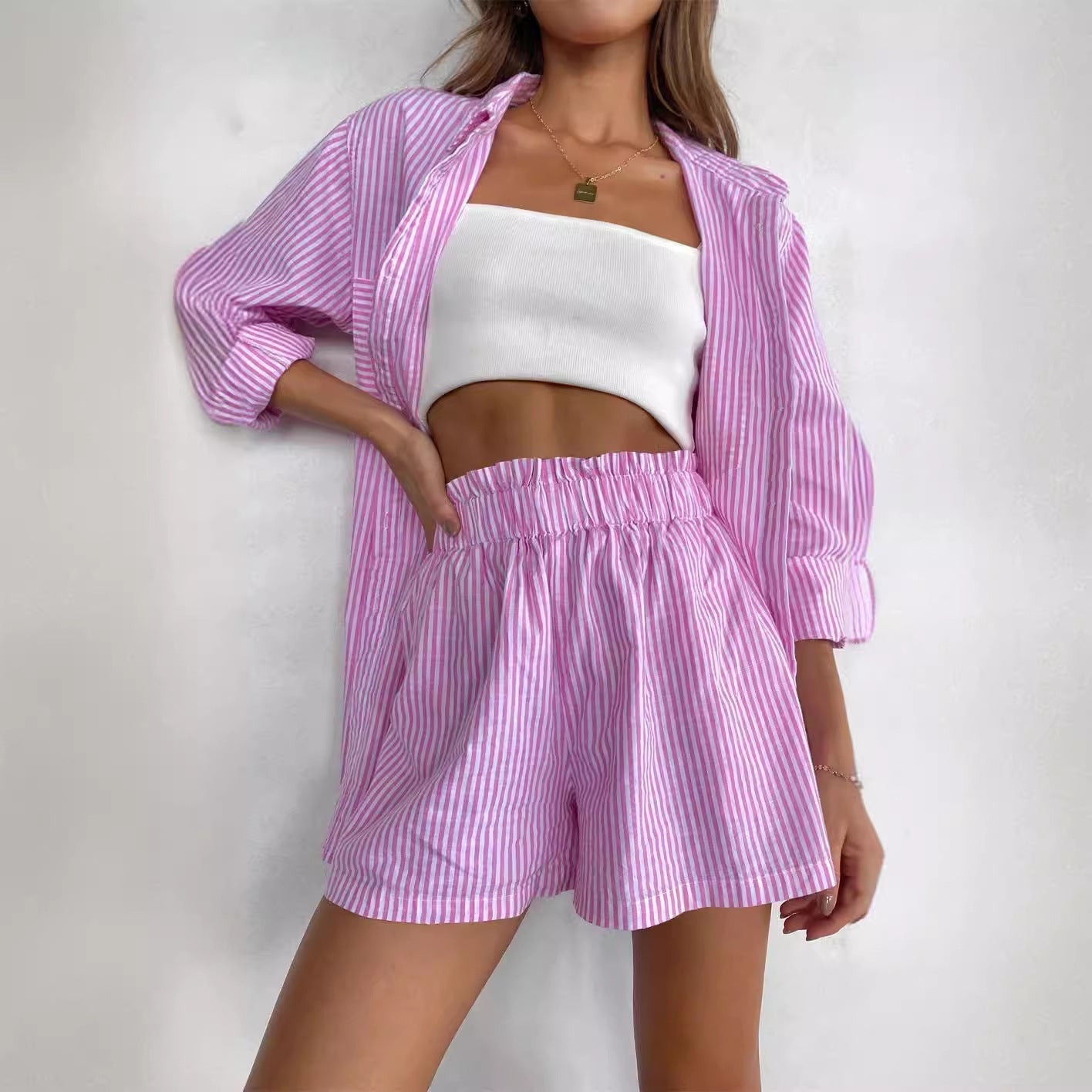 Set a righe in due pezzi con camicia oversize per donne – Outfit estivo leggero con pantaloni corti