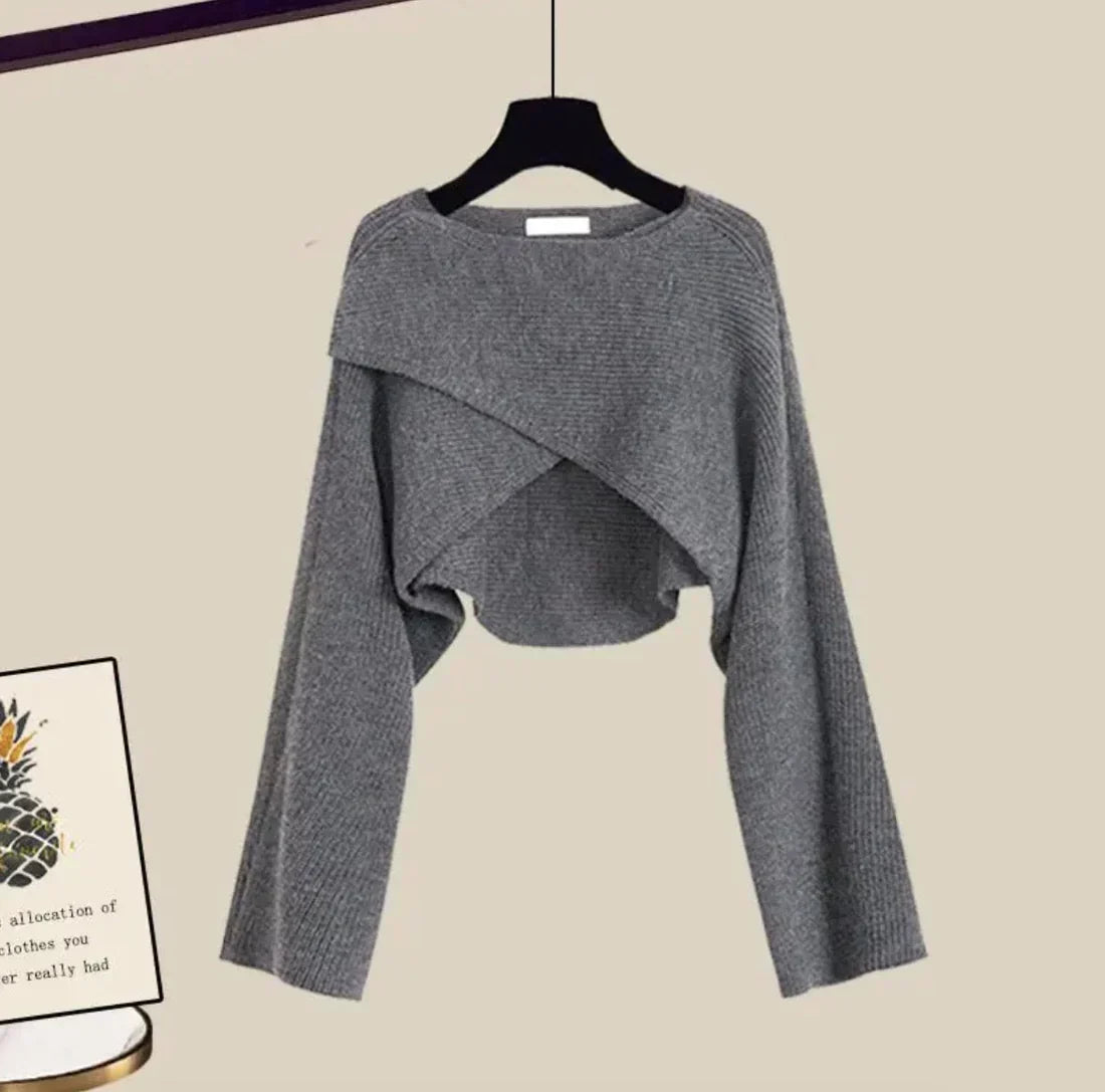 Elegante set di abbigliamento a 3 pezzi per donne con pantaloni larghi, camicia e moderno pullover corto