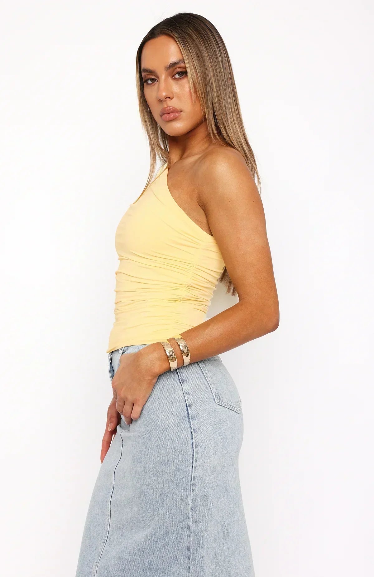 Top Crop Asimmetrico a Spalla Scoperta – Adesivo & Elegante per Donne