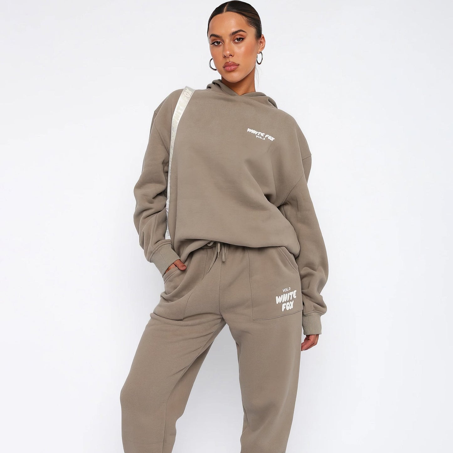 Oréline - Set Elegante a Due Pezzi: Felpa con Cappuccio e Pantaloni Sportivi a Vita Alta in Colori Tenui