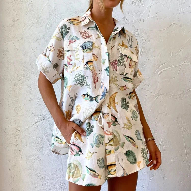 Vivienne - Elegante e Leggero Completo Estivo in Lino con Motivo a Pesci, composto da una Camicia a Maniche Corte e un Pantalone Corto a Vita Alta per Donne