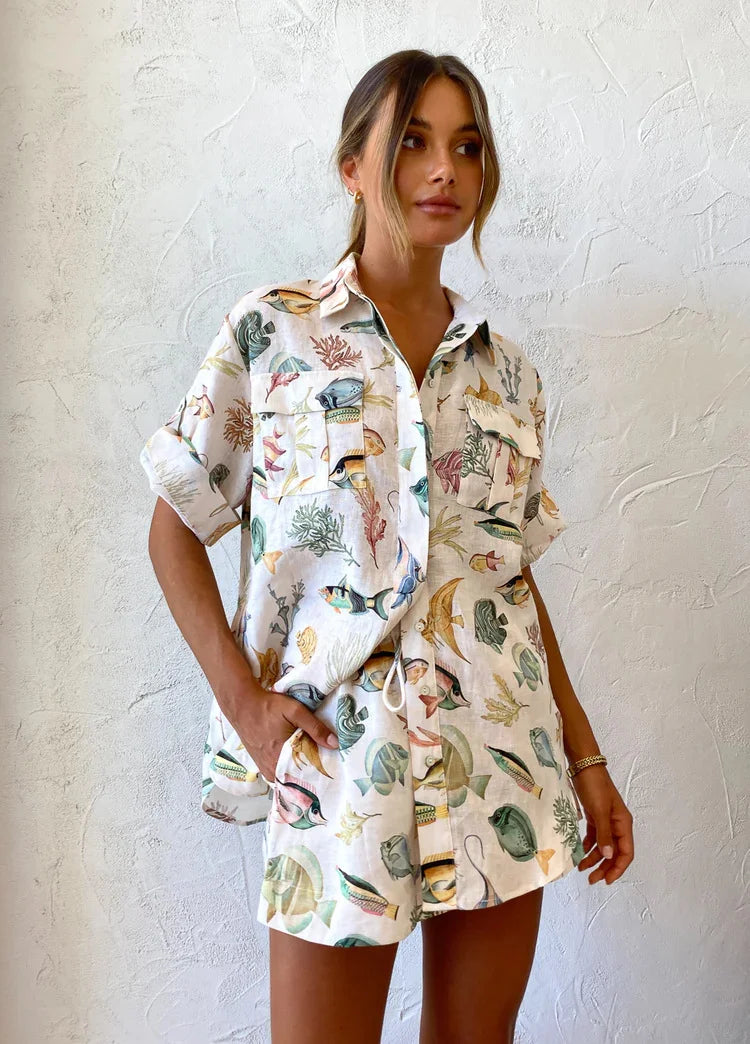 Vivienne - Elegante e Leggero Completo Estivo in Lino con Motivo a Pesci, composto da una Camicia a Maniche Corte e un Pantalone Corto a Vita Alta per Donne