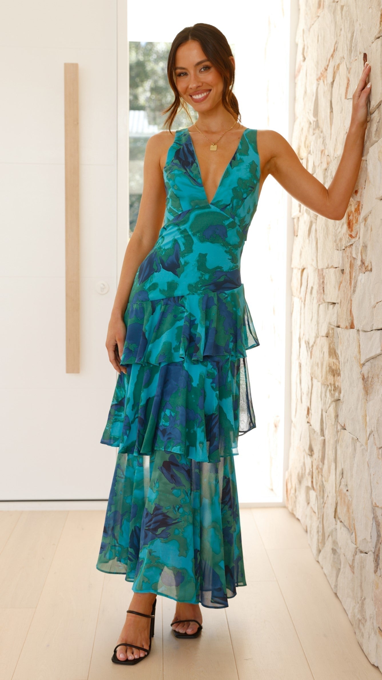 Abito Maxi Fluttuante con Volant e Profondo Scollatura a V per Donne – Elegante Abito Estivo con Dettaglio sulla Schiena