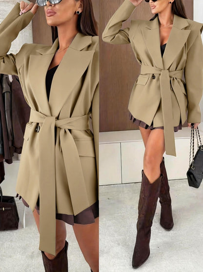 Auréva - Blazer primaverile elegante con spalle accentuate e cintura per una silhouette femminile