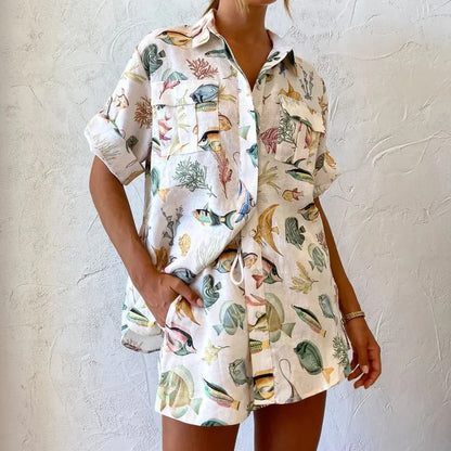 Vivienne - Elegante e Leggero Completo Estivo in Lino con Motivo a Pesci, composto da una Camicia a Maniche Corte e un Pantalone Corto a Vita Alta per Donne