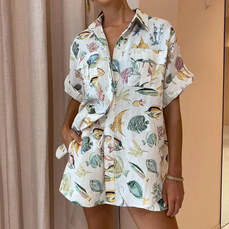 Vivienne - Elegante e Leggero Completo Estivo in Lino con Motivo a Pesci, composto da una Camicia a Maniche Corte e un Pantalone Corto a Vita Alta per Donne