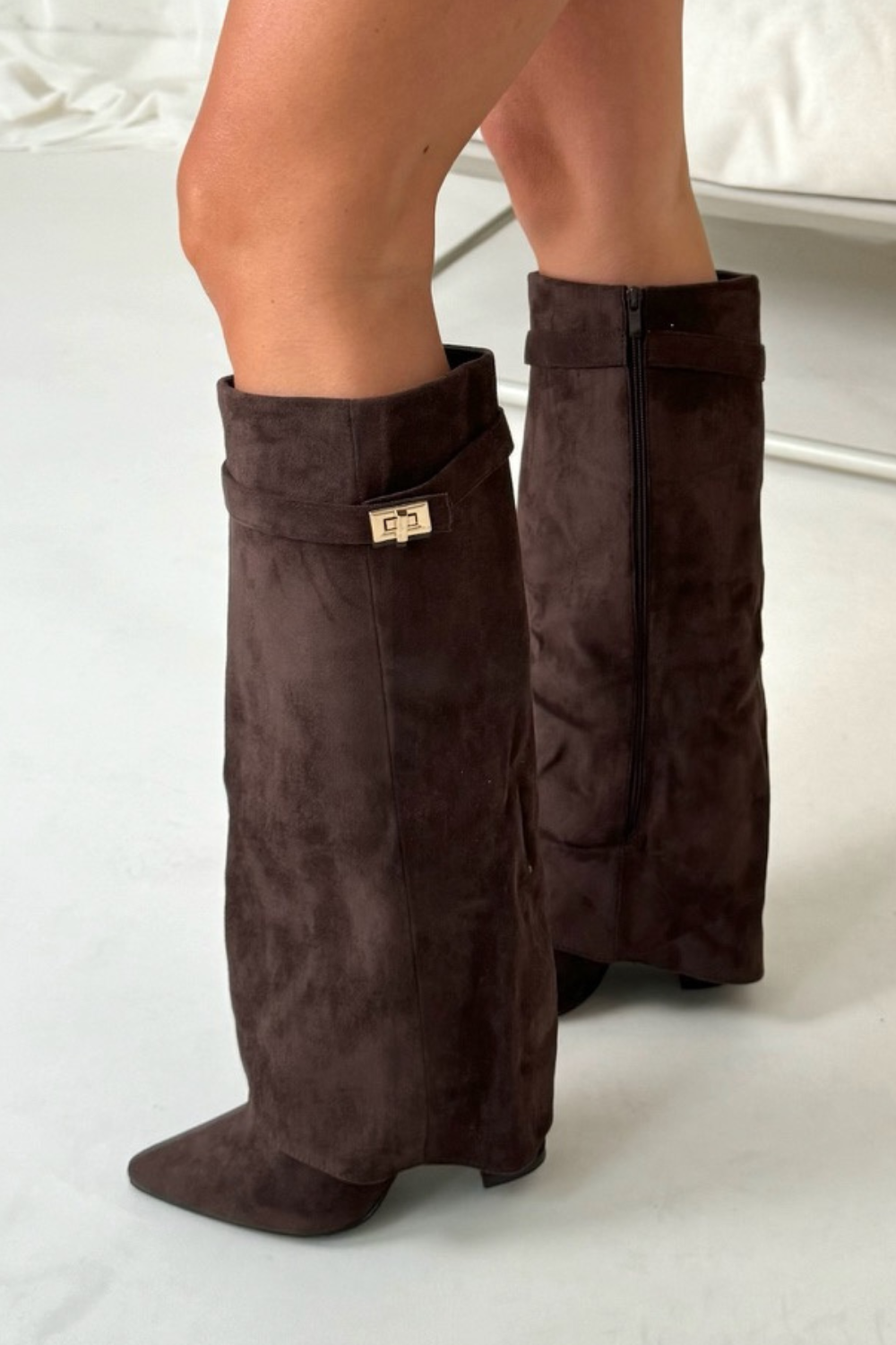 Maëline - Eleganti Stivali Alti in Camoscio con Risvolto e Dettagli Dorati