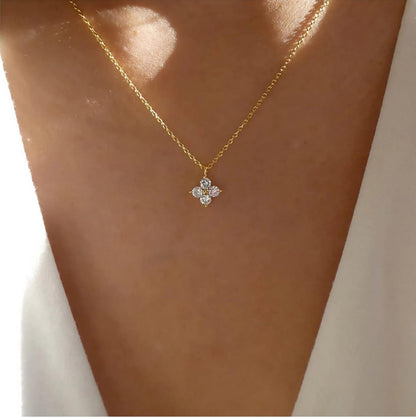 Collana delicata da donna con pendente a fiore e zirconia – Gioielli eleganti