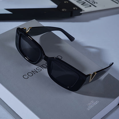 Occhiali da sole retro slim con protezione UV per donne – Eleganti occhiali statement con dettaglio in metallo