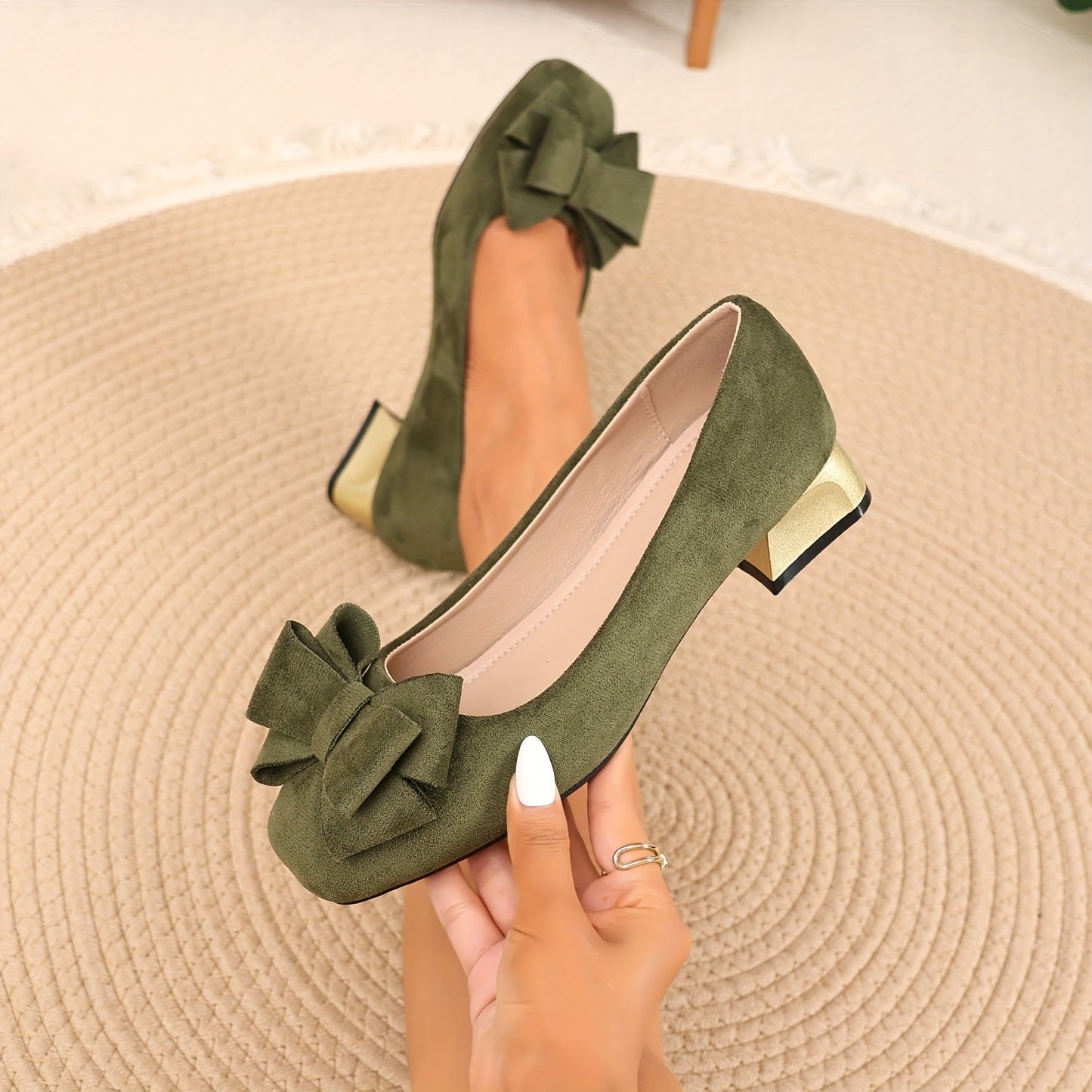 Nolwenn - Sandali Ballerina Estivi in Camoscio Verde con Tacco a Blocco Dorato e Fiocco