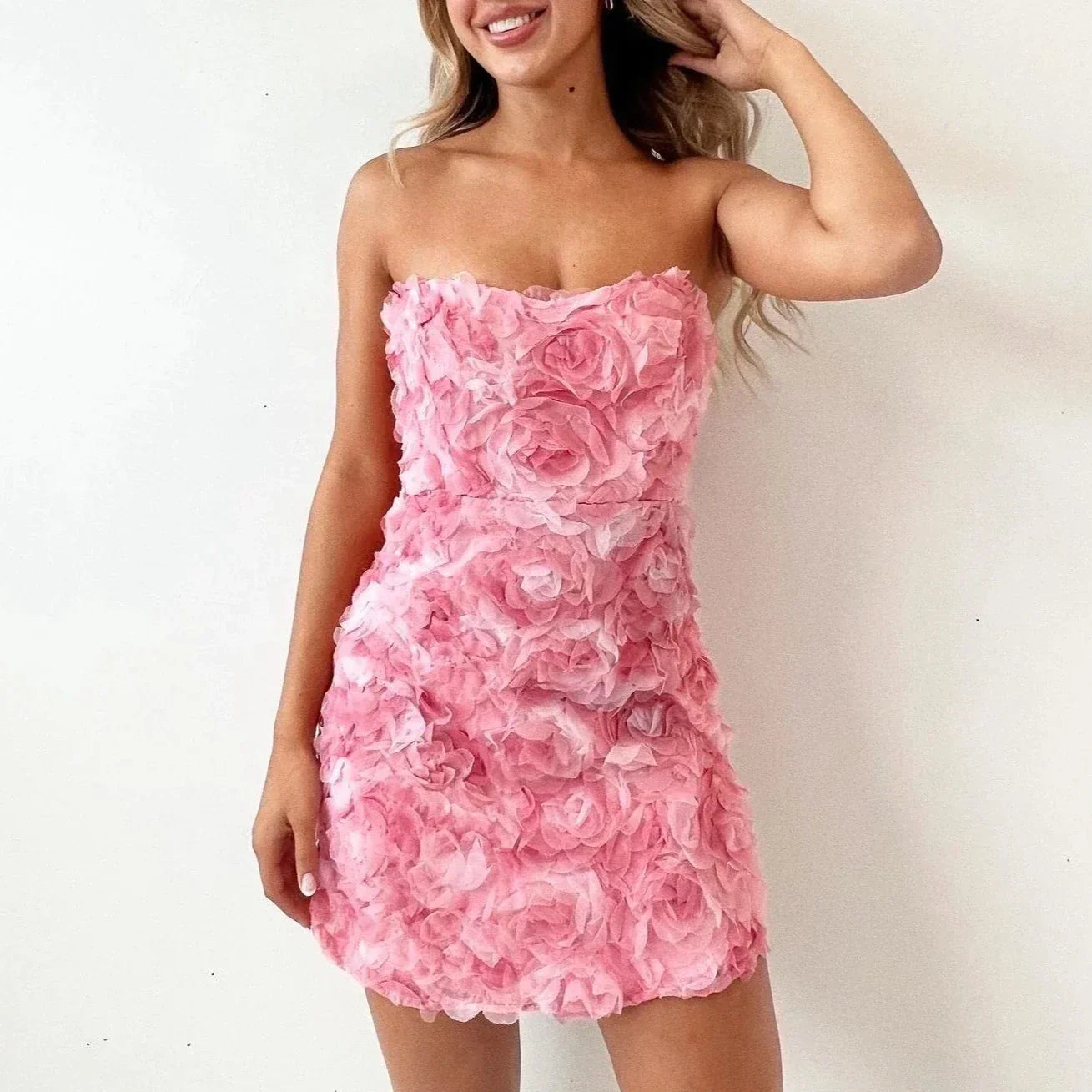Ersine - Abito mini elegante e aderente senza spalline con paillettes, ruches e motivi floreali rossi e rosa