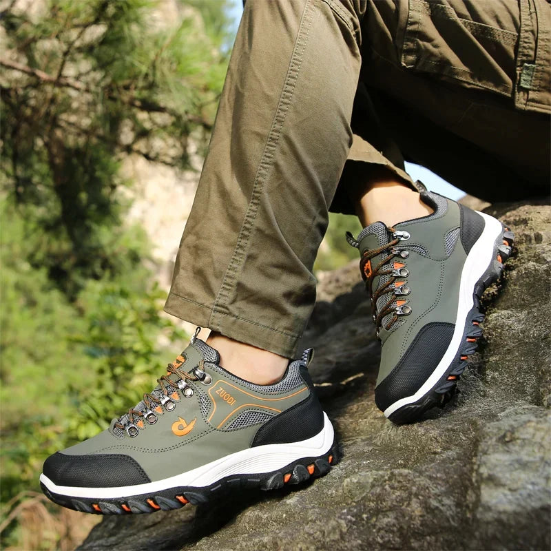 Robuste scarpe da trekking per uomini con suola antiscivolo