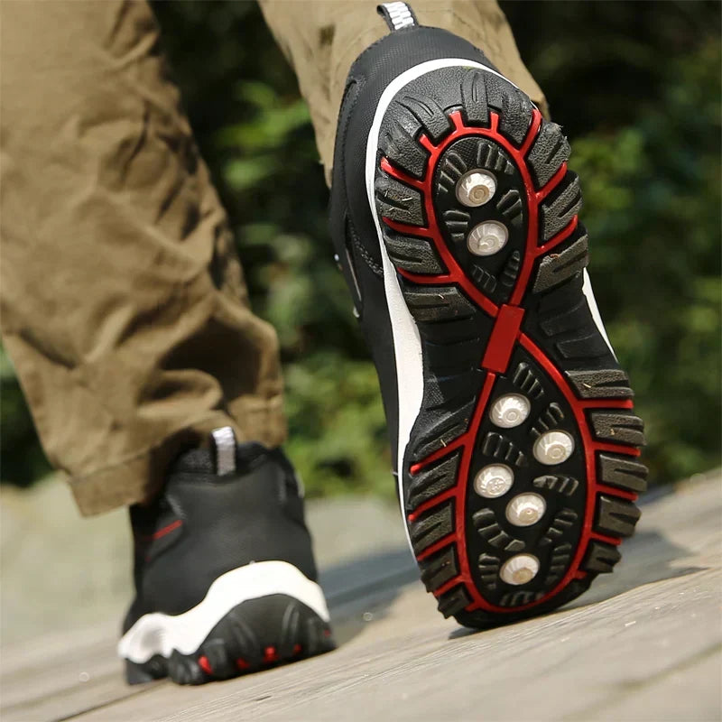 Robuste scarpe da trekking per uomini con suola antiscivolo