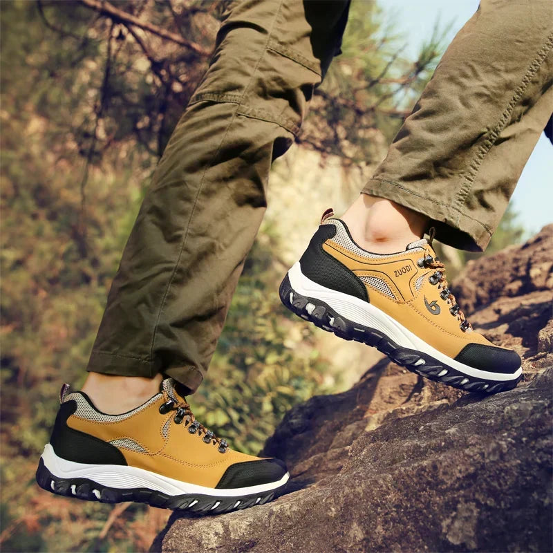 Robuste scarpe da trekking per uomini con suola antiscivolo