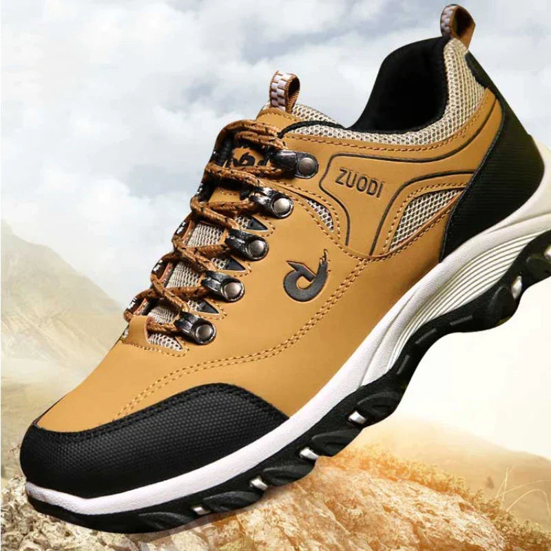 Robuste scarpe da trekking per uomini con suola antiscivolo