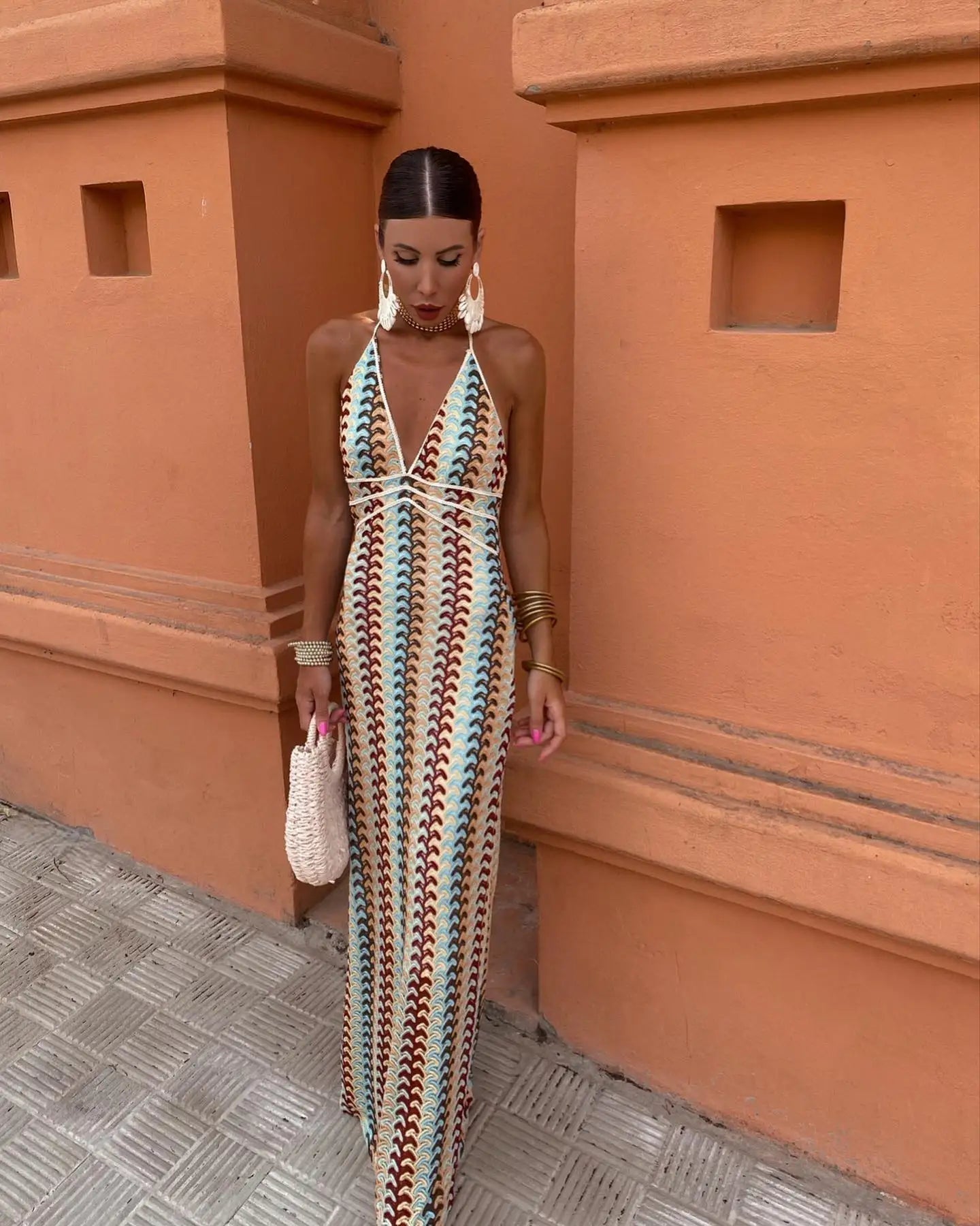 Marélisse - Maxidress in crochet mit Halterneck und luxuriösen Retro-Streifen