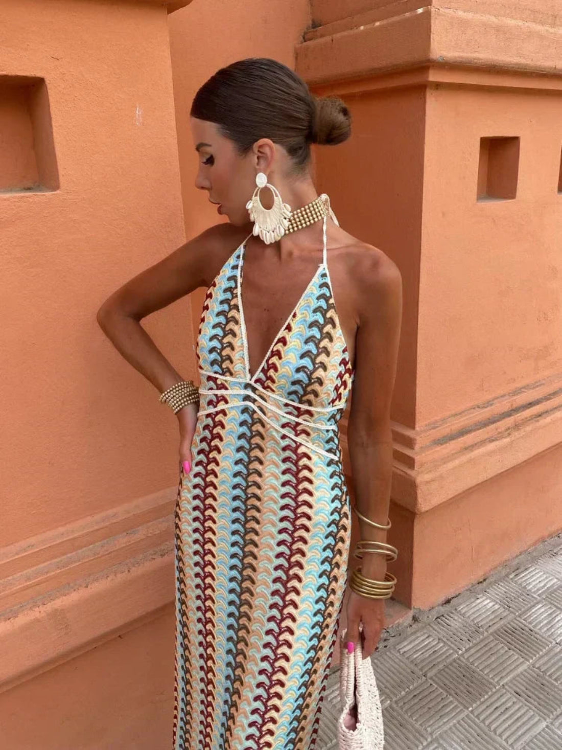 Marélisse - Maxidress in crochet mit Halterneck und luxuriösen Retro-Streifen