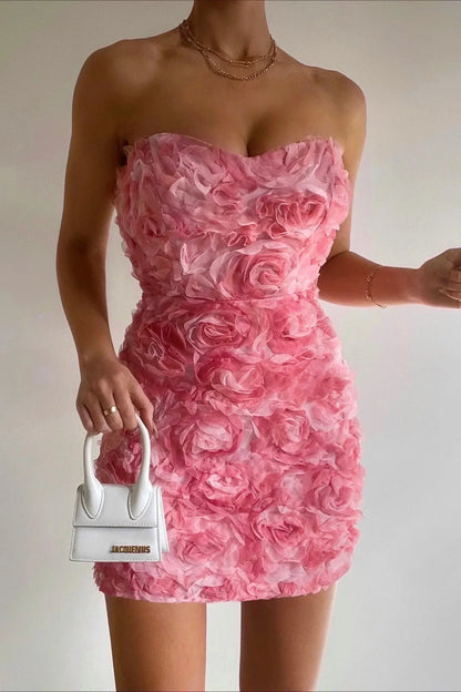 Ersine - Abito mini elegante e aderente senza spalline con paillettes, ruches e motivi floreali rossi e rosa