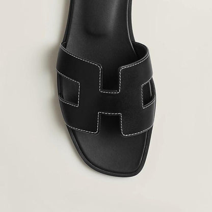 Sandali bassi in pelle donna - Celina, eleganti infradito in pelle nera con dettagli a contrasto. Scarpe comode per ogni occasione.