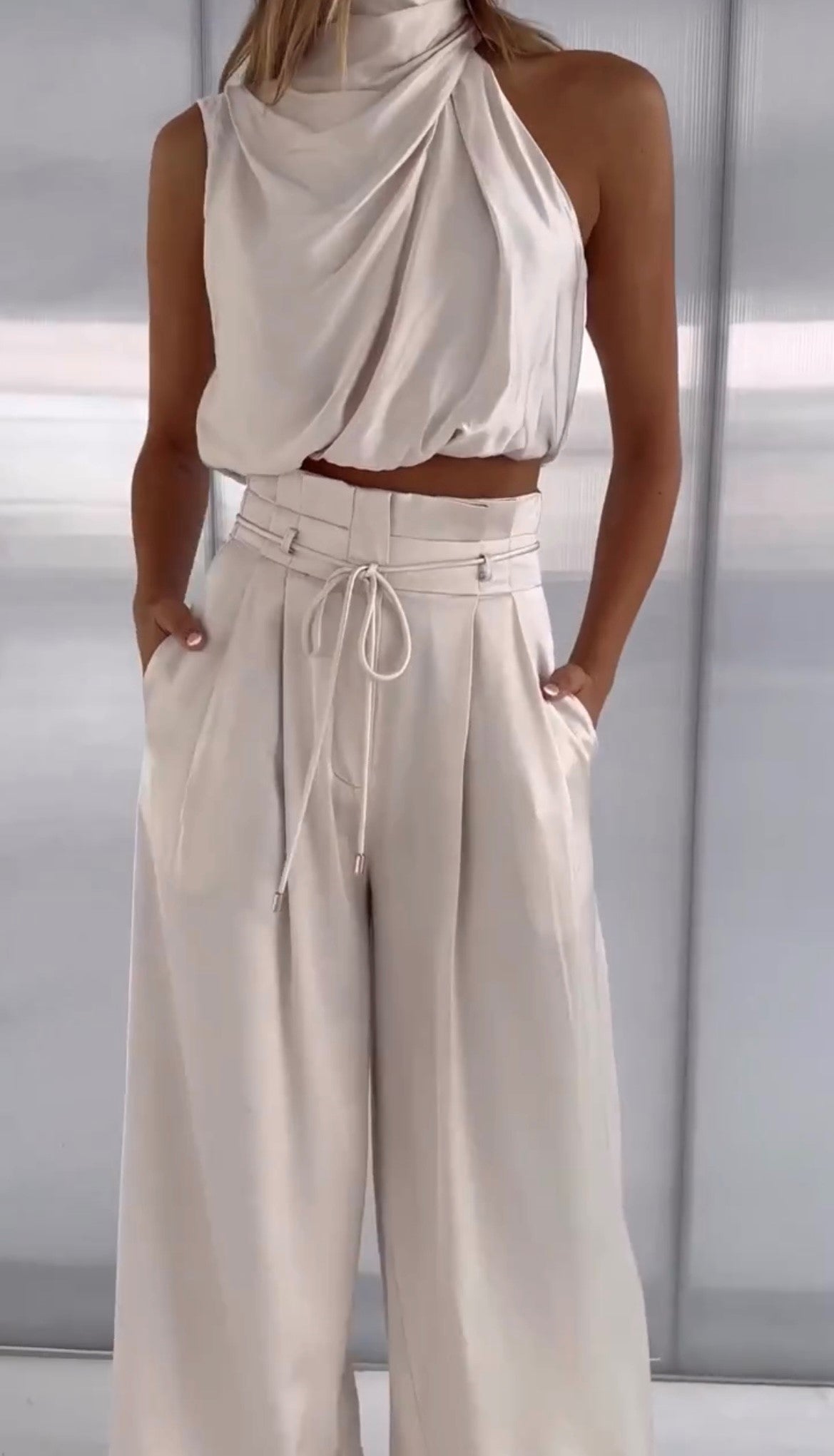 Set elegante a due pezzi con top a collo alto per donne – Pantaloni a vita alta larghi per occasioni speciali