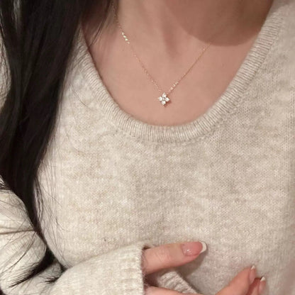 Collana delicata da donna con pendente a fiore e zirconia – Gioielli eleganti