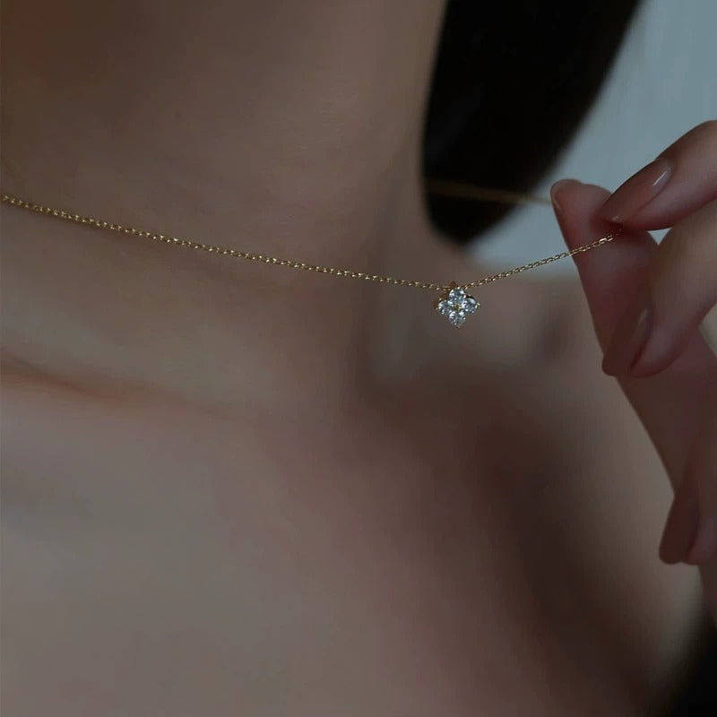 Collana delicata da donna con pendente a fiore e zirconia – Gioielli eleganti
