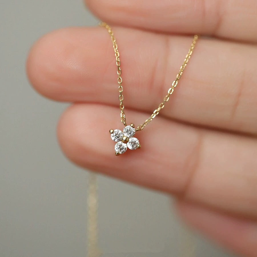 Collana delicata da donna con pendente a fiore e zirconia – Gioielli eleganti