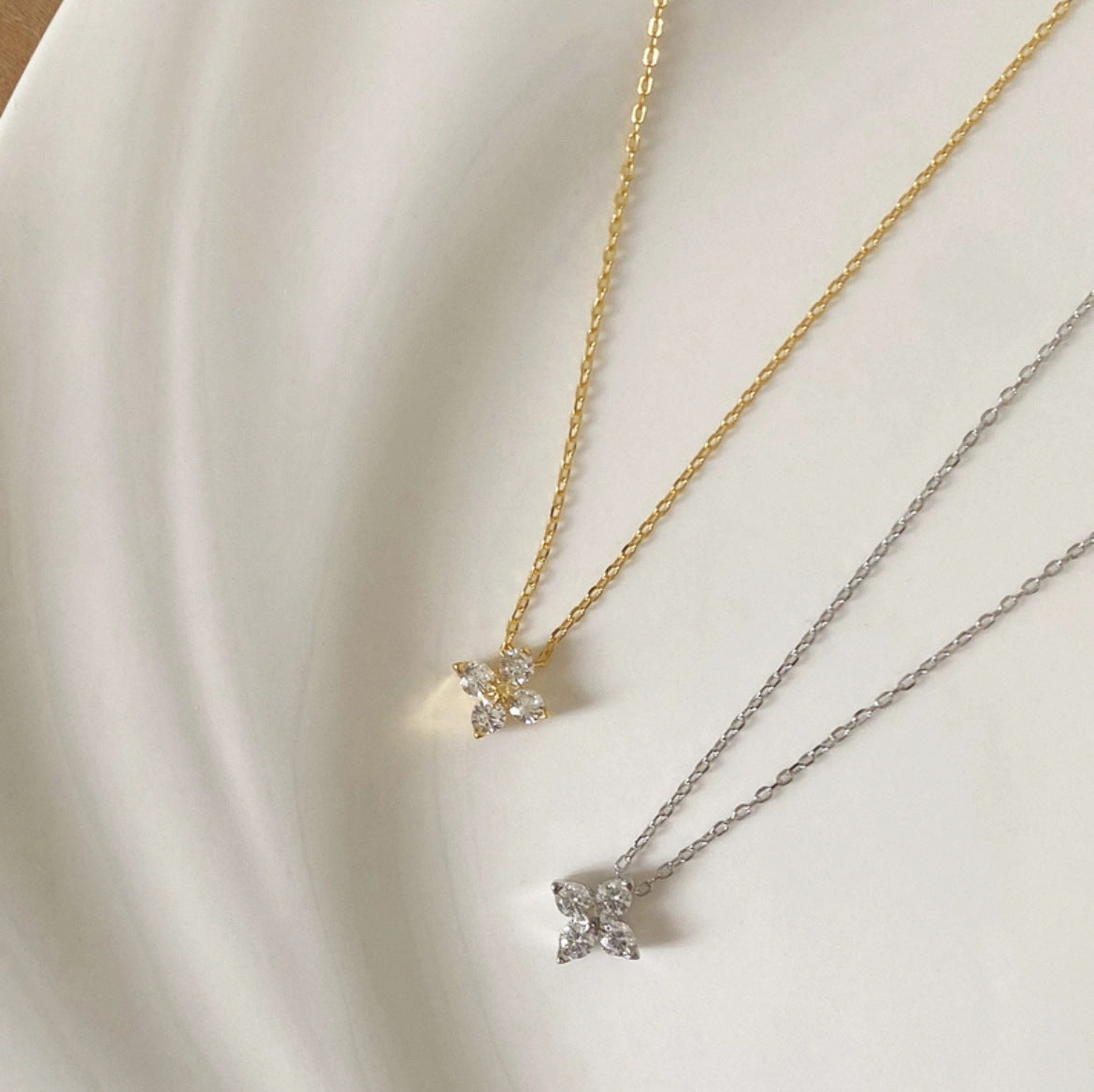 Collana delicata da donna con pendente a fiore e zirconia – Gioielli eleganti
