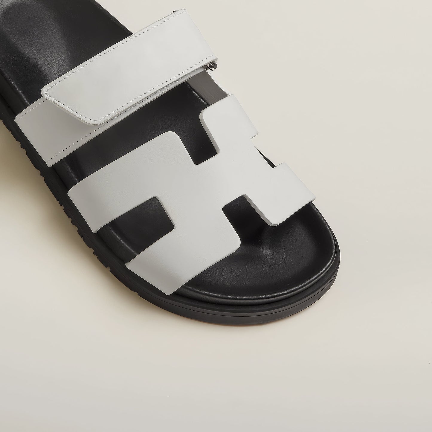 Eleganti ciabatte in pelle per donna con chiusura in velcro – Comode e Minimaliste