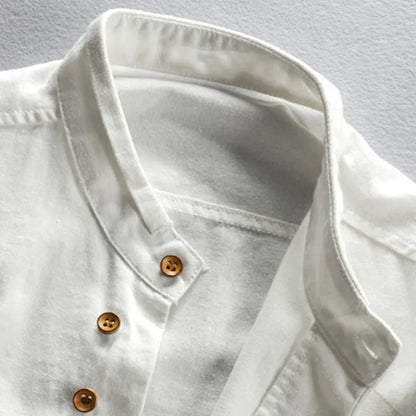 Stile moderno per camicia da uomo con colletto alto e dettagli eleganti dei bottoni per la vita quotidiana e il tempo libero