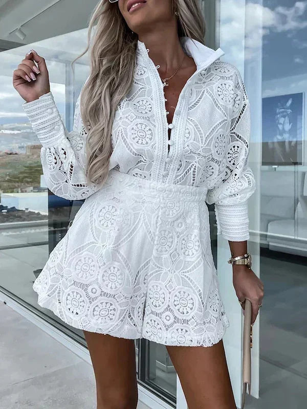 Elegante jumpsuit in pizzo per donne con design femminile e vestibilità aderente