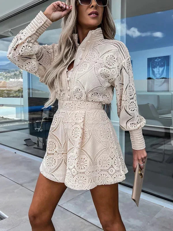 Elegante jumpsuit in pizzo per donne con design femminile e vestibilità aderente