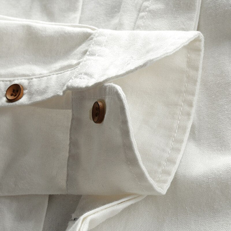 Stile moderno per camicia da uomo con colletto alto e dettagli eleganti dei bottoni per la vita quotidiana e il tempo libero