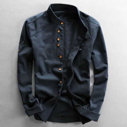 Stile moderno per camicia da uomo con colletto alto e dettagli eleganti dei bottoni per la vita quotidiana e il tempo libero