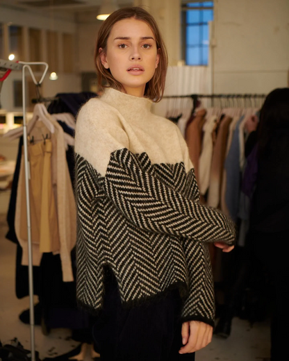Léa - Maglione a collo alto lussuoso, morbido e ampio in cashmere con motivo geometrico per la primavera
