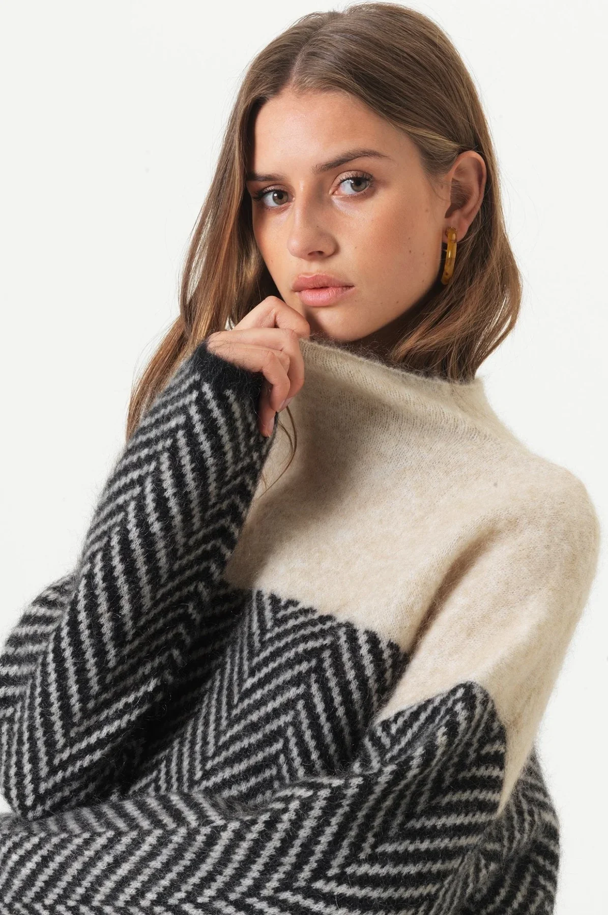 Léa - Maglione a collo alto lussuoso, morbido e ampio in cashmere con motivo geometrico per la primavera