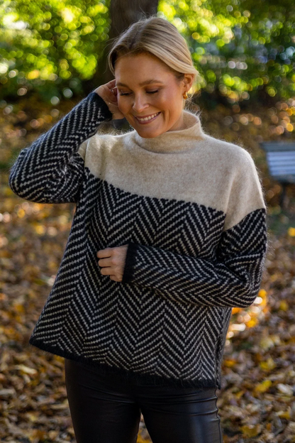 Léa - Maglione a collo alto lussuoso, morbido e ampio in cashmere con motivo geometrico per la primavera