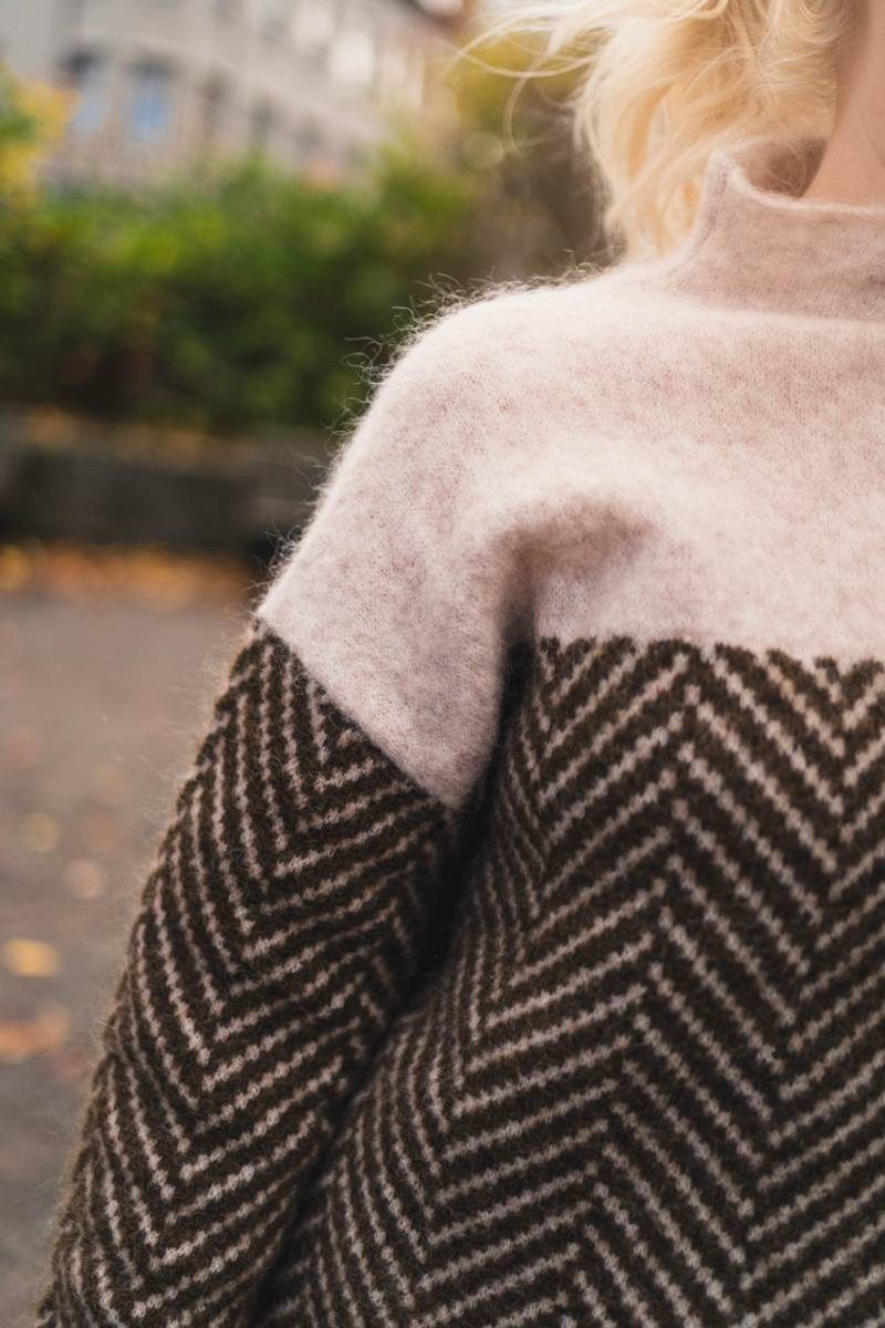 Léa - Maglione a collo alto lussuoso, morbido e ampio in cashmere con motivo geometrico per la primavera