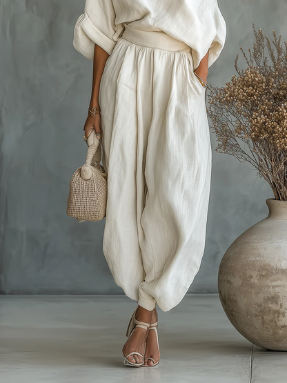 Estelle - Completo in lino bianco sporco, composto da una maglietta ampia e casual con spalline scoperte e pantaloni aderenti