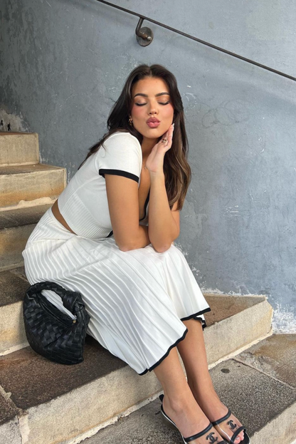 Set elegante in maglia per donna – Set con gonna midi a coste e dettagli a contrasto