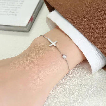 Bracciale elegante con pendente a croce e zirconia – Gioielli raffinati per donne