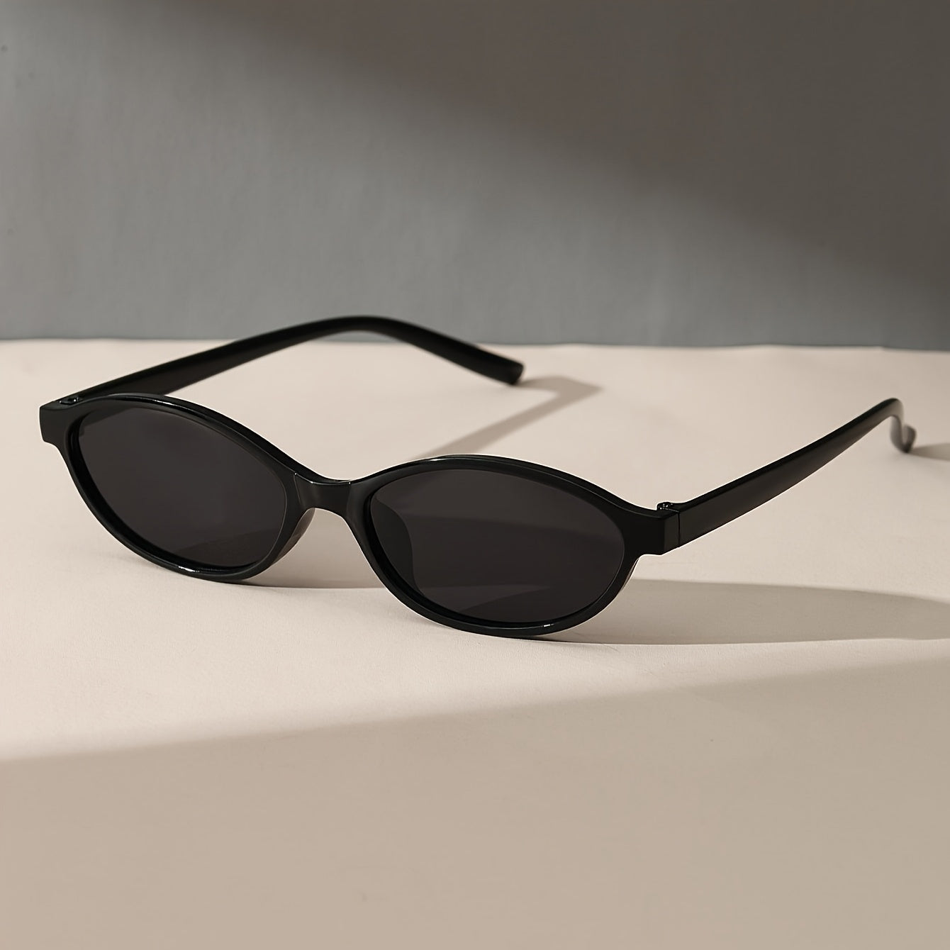Occhiali da sole vintage sottili con protezione UV400 per donne – Eleganti occhiali slim in marrone e nero