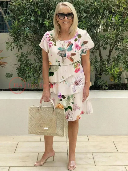 Stile estivo elegante per donne, vestito con motivo floreale e volant femminili per giornate leggere