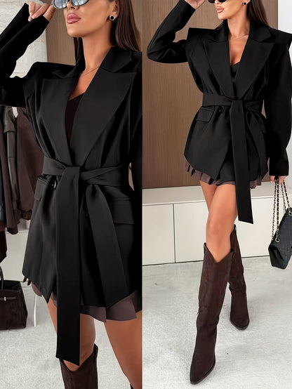 Auréva - Blazer primaverile elegante con spalle accentuate e cintura per una silhouette femminile