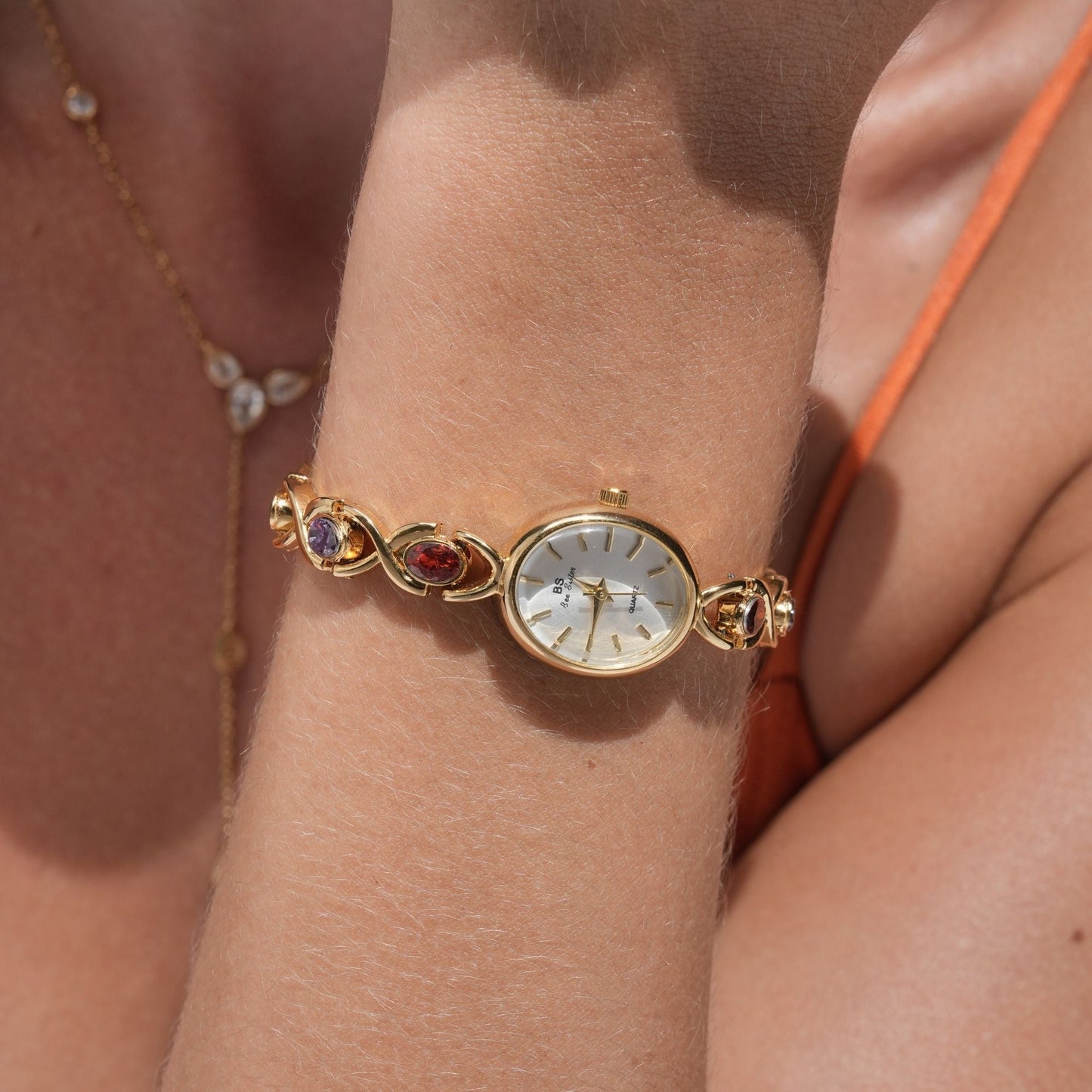 Elegante orologio da polso con design di pietre preziose per donne – Orologio al quarzo dorato in stile gioiello