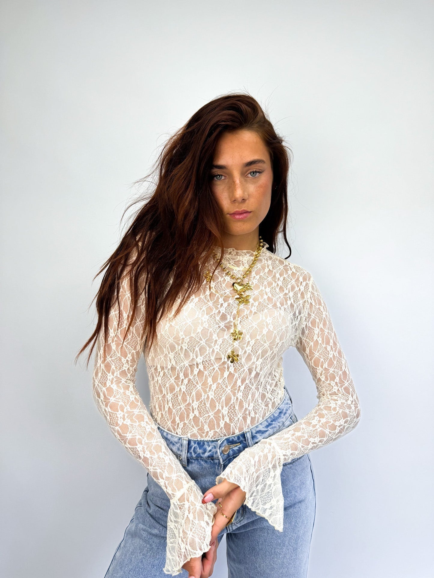Azmélise - Elegante top in pizzo bianco con maniche lunghe e svasate per donne