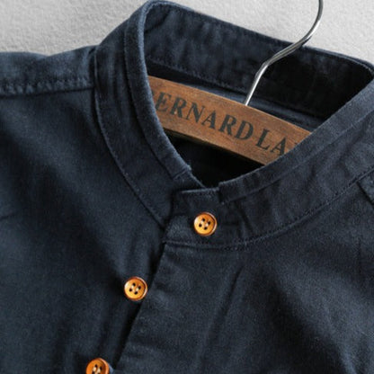 Stile moderno per camicia da uomo con colletto alto e dettagli eleganti dei bottoni per la vita quotidiana e il tempo libero
