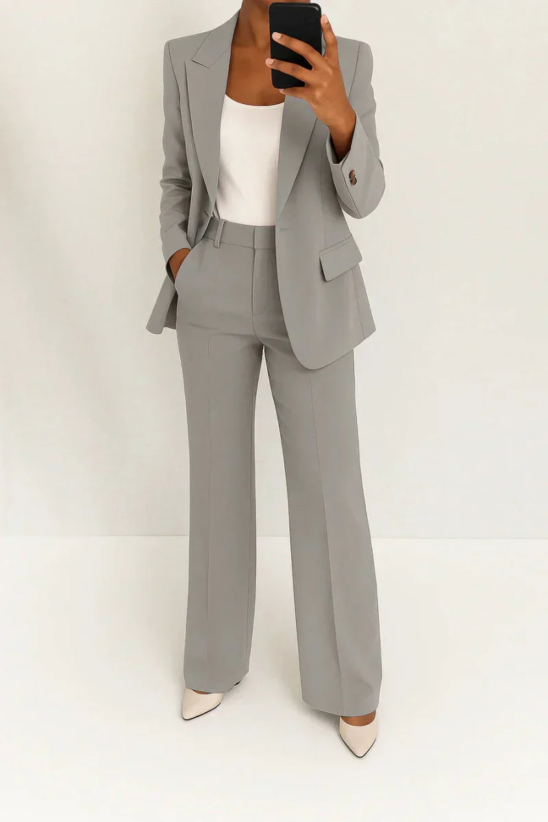 Roséline - Completo Professionale Due Pezzi per Donne, composto da un Blazer e un Pantalone, in versione Monocromatica