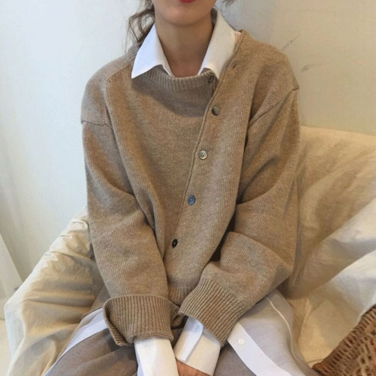 Capysse - Gilet lussuoso in morbido cashmere per donne con dettagli asimmetrici sui bottoni